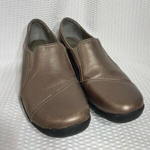 Clarks Women's In Motion Slip-on Loafer Size 10M Metallic Bronze 67784